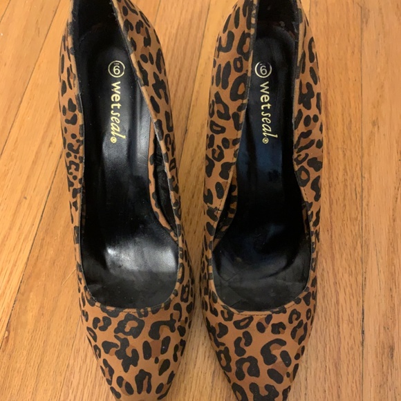 Beautiful Leopard Heels - Picture 3 of 4